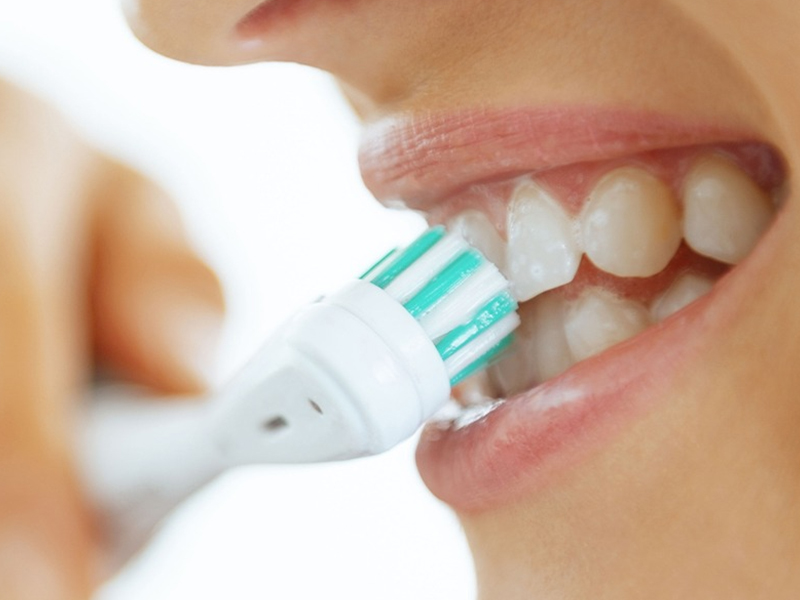 A women brush her teeth